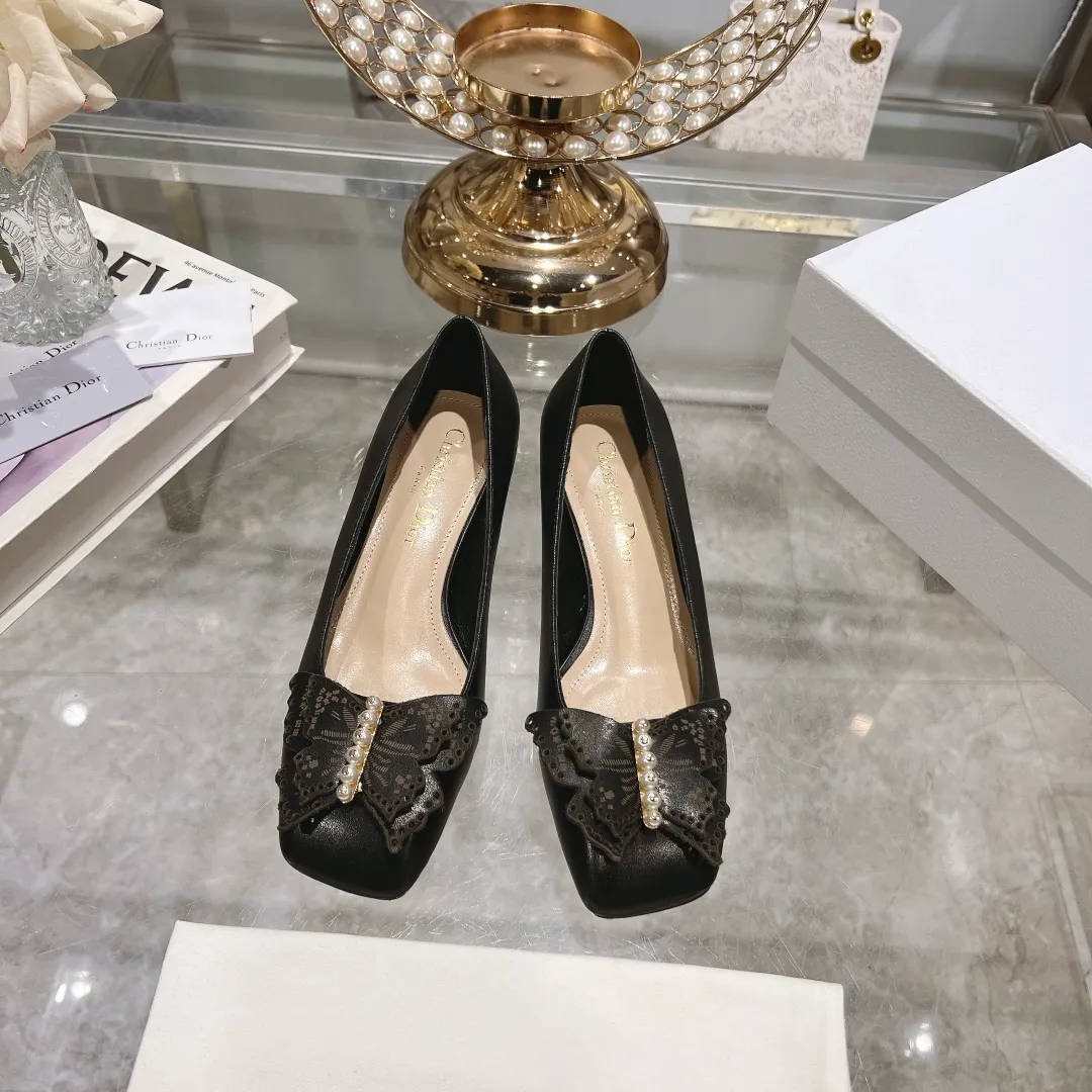 👟👟Ex-factory price 560👟👟 2024 early spring new style ◼️Dior ◼️Dior spring and summer latest fashion show haute couture series sandals Bow Mary Jane ——— Ldylle retro Roman style doll women's sandals CD pearl five metal buckle bow low-heeled women's single shoes Original development top high-end version Material: imported cow patent leather upper + water-dyed sheepskin lining + original molded pearl buckle + Italian genuine leather outsole Size: 34-40 (34.40. Customization is non-refundable and non-exchangeable) Heel height: 4.5cm 8.5cm